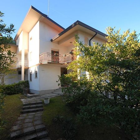 Villa Azalea Lignano Sabbiadoro Bagian luar foto